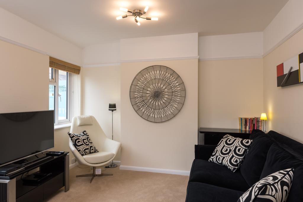 North Parade Avenue Apartment *